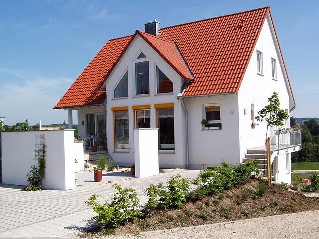 Jak zagospodarować mały ogródek przed domem szeregowym?